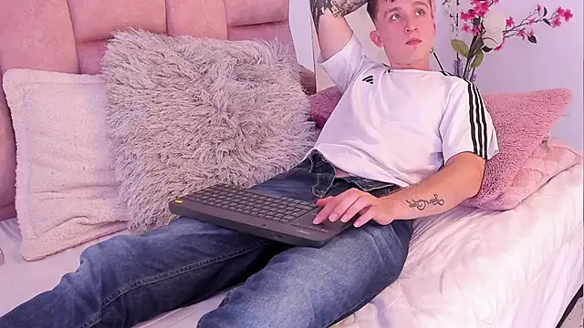 Dylanwhite23  online show from 24, 2, 2025