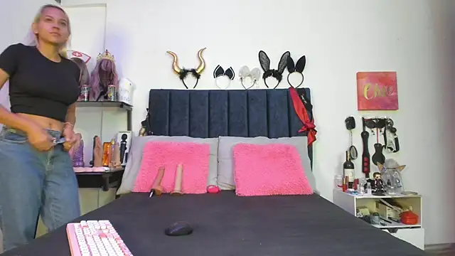 emmily giraldo online show from 8, 11, 2025