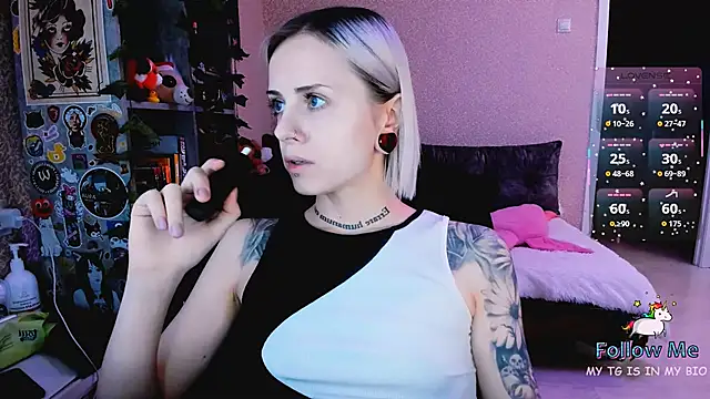 NaniMoore online show from 5, 12, 2025