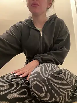 Holly-Glamour online show from 4, 3, 2025