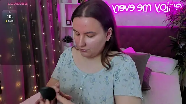 Snapshot of FeralPeach chatting on 17, 5, 2026 FeralPeach online show from 17, 5, 2026