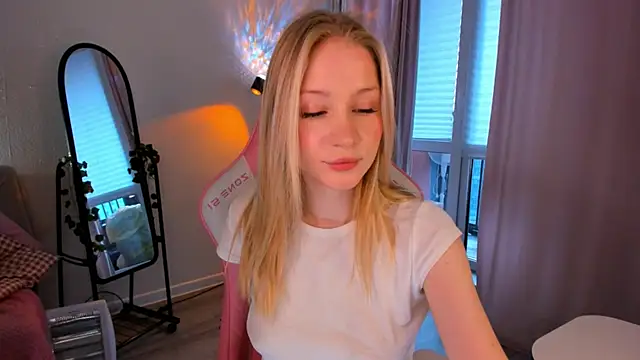 Eva Davi online show from 6, 4, 2026