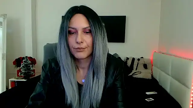 EvelynQueenn online show from 6, 1, 2025