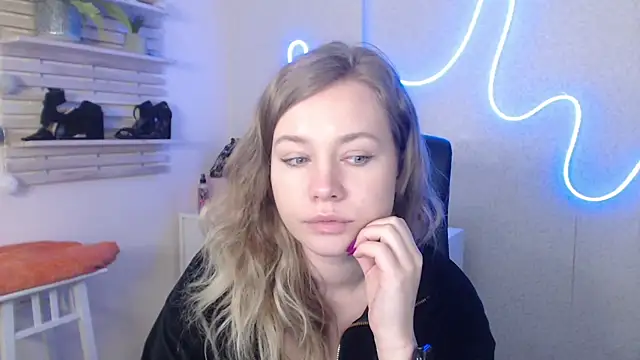 Snapshot of holly_xglam chatting on 7, 2, 2025 holly xglam online show from 7, 2, 2025