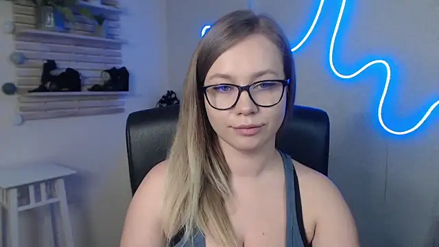 Snapshot of holly_xglam chatting on 28, 2, 2025 holly xglam online show from 28, 2, 2025