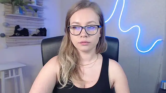 Snapshot of holly_xglam chatting on 10, 3, 2025 holly xglam online show from 10, 3, 2025