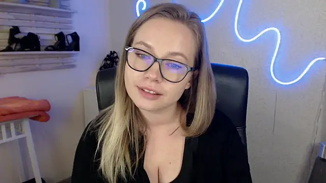 Snapshot of holly_xglam chatting on 19, 3, 2025 holly xglam online show from 19, 3, 2025