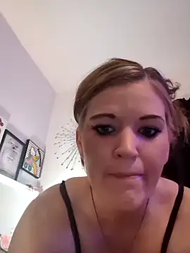 Snapshot of EverlynnCynn20 chatting on 11, 9, 2025 EverlynnCynn20 online show from 11, 9, 2025
