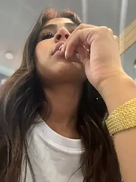 HaileyBaldwin online show from 4, 3, 2025