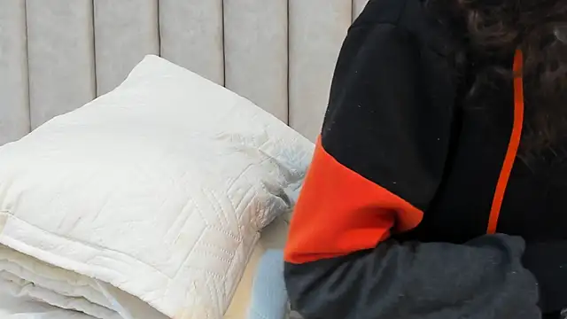 FreyaMoller online show from 6, 2, 2025