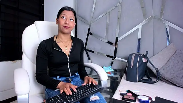 Snapshot of VaneLin18 chatting on 2, 10, 2025 VaneLin18 online show from 2, 10, 2025
