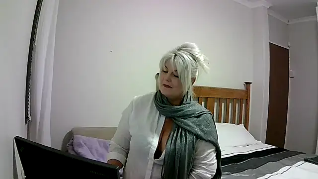 Snapshot of Miahotmilf chatting on 14, 12, 2024 Miahotmilf online show from 14, 12, 2024