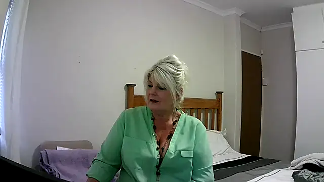 Snapshot of Miahotmilf chatting on 20, 12, 2024 Miahotmilf online show from 20, 12, 2024