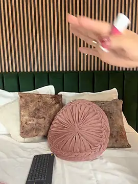 MonicaMoret online show from 7, 2, 2026