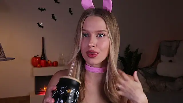 Snapshot of ella_twinkl chatting on 24, 10, 2025 ella twinkl online show from 24, 10, 2025