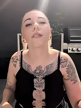 Snapshot of nora_the_strange chatting on 28, 5, 2026 nora the strange online show from 28, 5, 2026