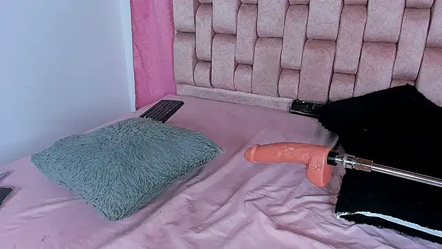 Snapshot of Emma_Evelyn chatting on 12, 10, 2025 Emma Evelyn online show from 12, 10, 2025