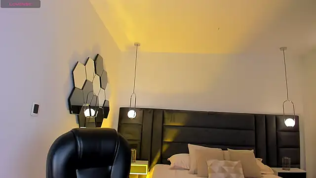 Snapshot of VictoriaMilan_ chatting on 12, 12, 2024 VictoriaMilan online show from 12, 12, 2024