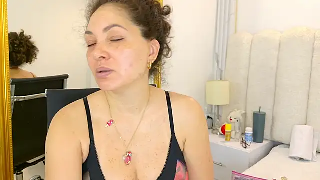 Juliabadlee online show from 24, 11, 2025