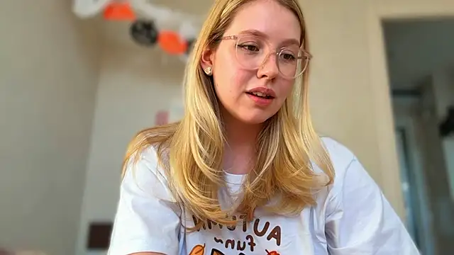 Snapshot of HoneyAudrey chatting on 16, 10, 2025 HoneyAudrey online show from 16, 10, 2025