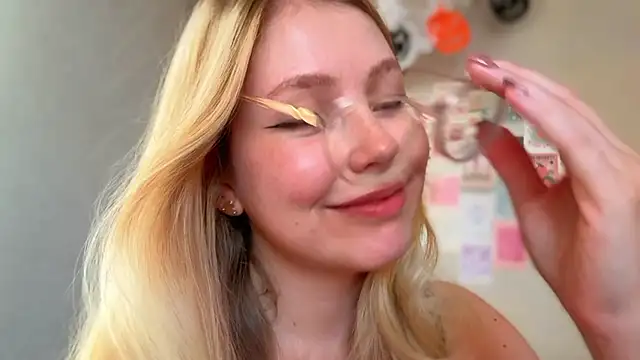 Snapshot of HoneyAudrey chatting on 20, 10, 2025 HoneyAudrey online show from 20, 10, 2025