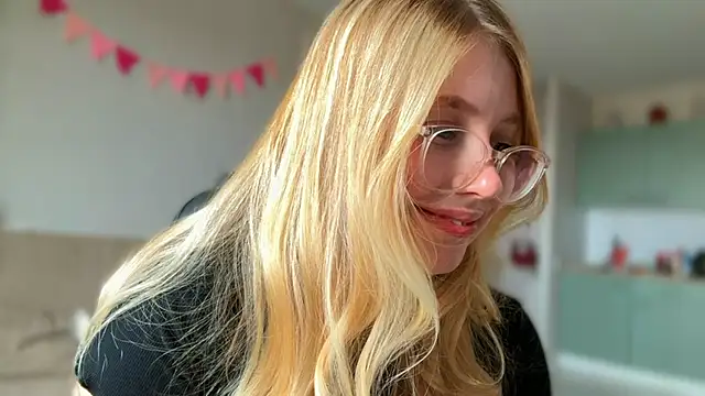 Snapshot of HoneyAudrey chatting on 21, 10, 2025 HoneyAudrey online show from 21, 10, 2025