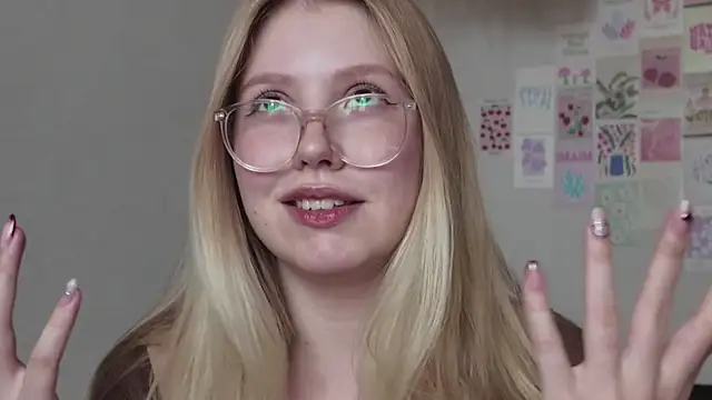 Snapshot of HoneyAudrey chatting on 24, 10, 2025 HoneyAudrey online show from 24, 10, 2025