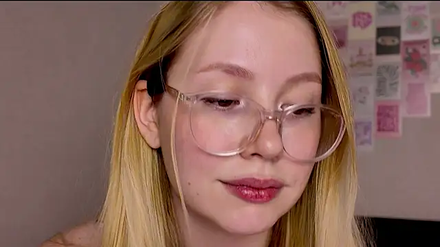 Snapshot of HoneyAudrey chatting on 5, 12, 2025 HoneyAudrey online show from 5, 12, 2025