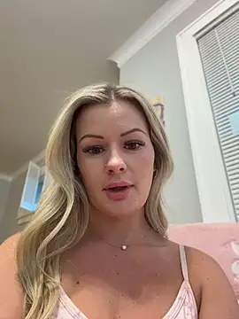 Snapshot of LoveShae_ chatting on 3, 7, 2026 LoveShae online show from 3, 7, 2026