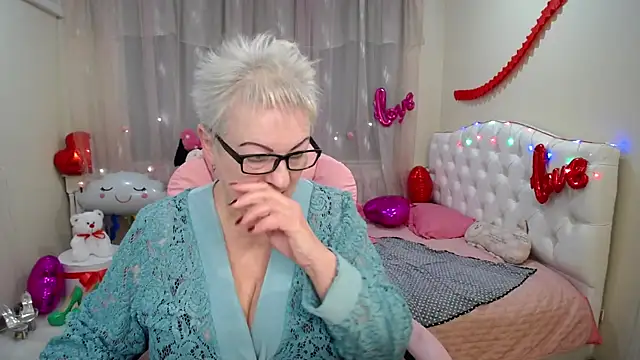 KayleSmoll online show from 15, 2, 2025