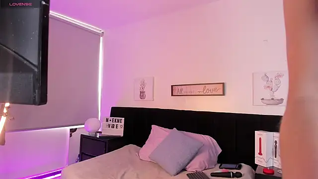 Natasha Kinski online show from 18, 2, 2025