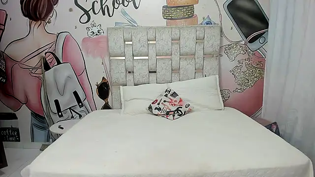 Snapshot of EMMA_SWEETT1 chatting on 8, 1, 2025 EMMA SWEETT1 online show from 8, 1, 2025