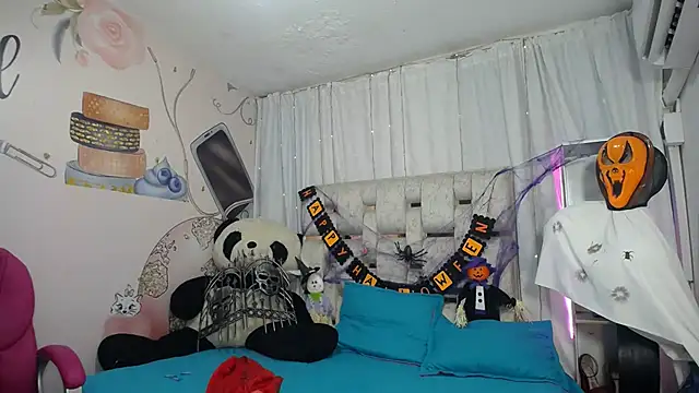 EMMA SWEETT1 online show from 3, 11, 2025