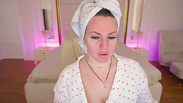 KiraCandyS online show from 6, 4, 2026