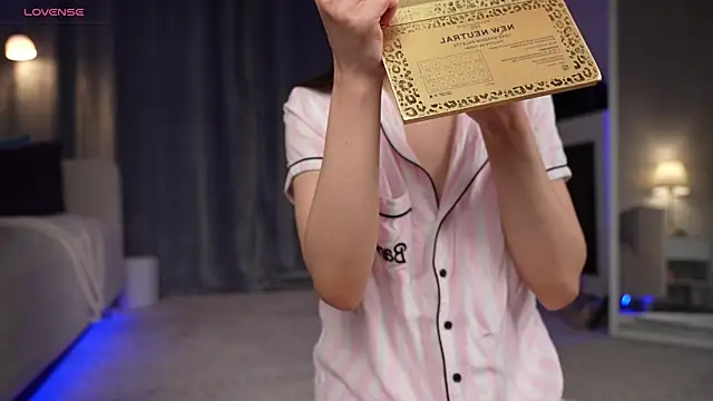 Snapshot of Amely_Young chatting on 4, 10, 2025 Amely Young online show from 4, 10, 2025