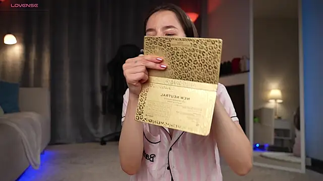 Snapshot of Amely_Young chatting on 10, 10, 2025 Amely Young online show from 10, 10, 2025