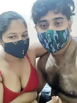 Snapshot of IND_COUPLE1 chatting on 2, 1, 2025 IND COUPLE1 online show from 2, 1, 2025