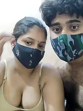 Snapshot of IND_COUPLE1 chatting on 5, 1, 2025 IND COUPLE1 online show from 5, 1, 2025