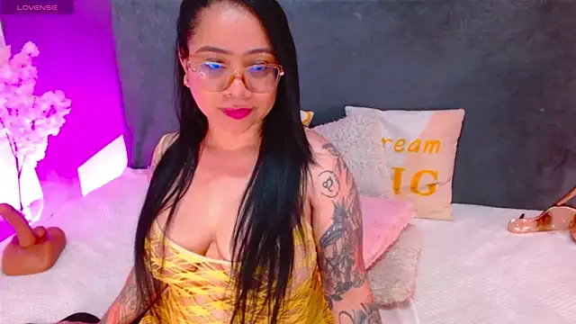 Snapshot of VeronicaBrunette chatting on 8, 2, 2025 VeronicaBrunette online show from 8, 2, 2025