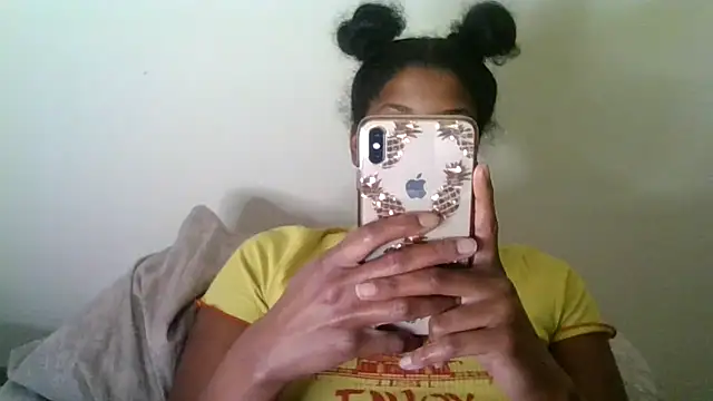 Snapshot of CaramelGoddessxoxo chatting on 4, 8, 2026 CaramelGoddessxoxo online show from 4, 8, 2026