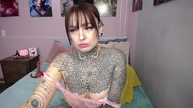 Snapshot of LolaRouse chatting on 12, 1, 2026 LolaRouse online show from 12, 1, 2026