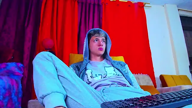 GabyThoms online show from 3, 2, 2025