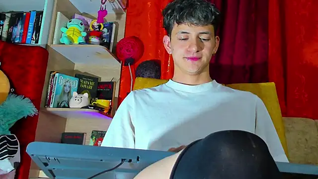 GabyThoms online show from 5, 3, 2025