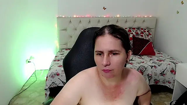 Snapshot of victoria_jones chatting on 23, 4, 2026 victoria jones online show from 23, 4, 2026