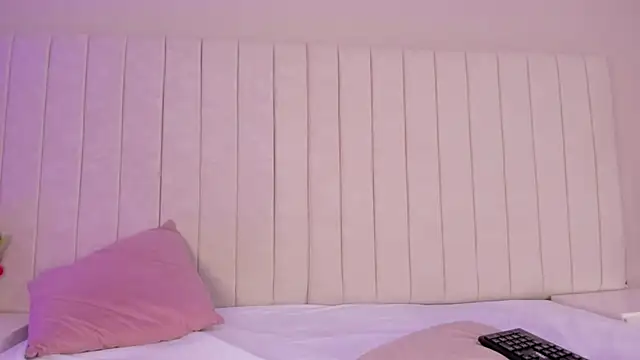 Littleolivia  online show from 30, 1, 2025