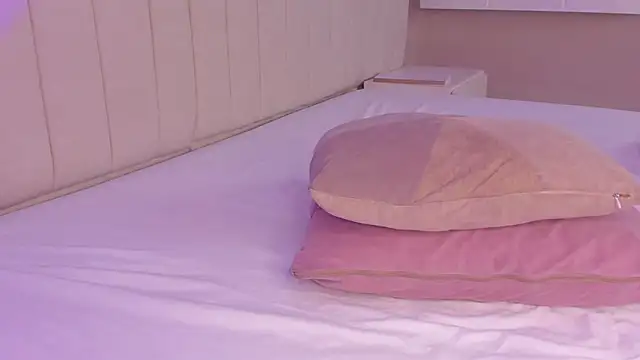 Littleolivia  online show from 18, 3, 2025