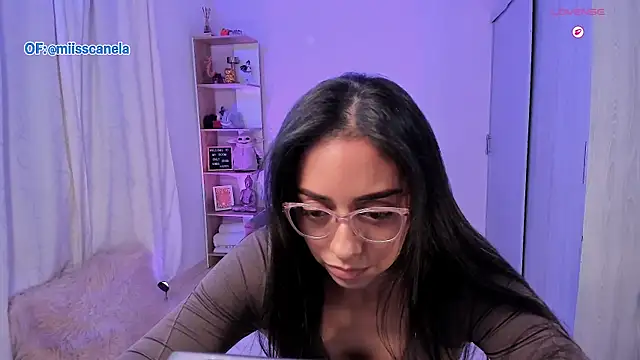 Snapshot of Aleja24Evans chatting on 3, 12, 2025 Aleja24Evans online show from 3, 12, 2025