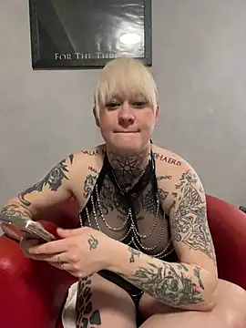 Snapshot of poussichienne chatting on 23, 2, 2025 poussichienne online show from 23, 2, 2025