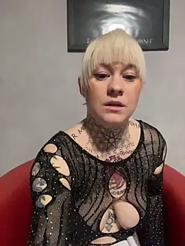 Snapshot of poussichienne chatting on 8, 3, 2025 poussichienne online show from 8, 3, 2025