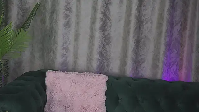 FoxieJullia online show from 10, 3, 2025